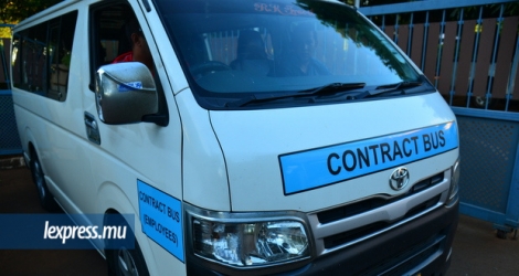  Les «contract buses» devront continuer d’afficher les stickers pour être en conformité avec la loi.