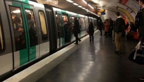 Capture d'écran montrant des supporters du club de football de Chelsea empêchant un homme noir de monter dans le métro parisien le 17 février 2015