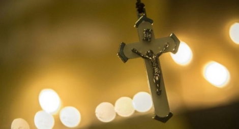 Un Christ en croix le 17 décembre 2016 pendant une veillée de prière dans l'église copte Saint-Pierre et Saint-Paul au Caire, à la mémoire des 28 personnes tuées quelques jours plus tôt dans un attentat 