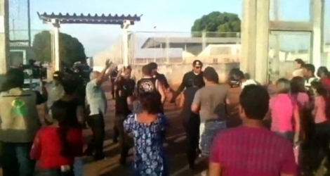 Proches de prisonniers devant le centre pénitentiaire de Monte Cristo dans l'Etat de Roraima (Brésil), le 16 octobre 2016, après des affrontements entre bandes rivales qui avaient fait une dizaine de morts.