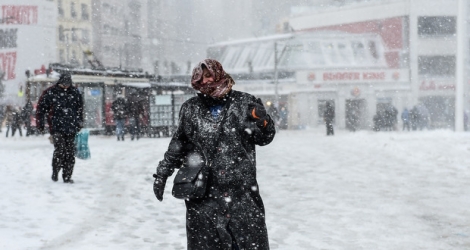 Un épais manteau de neige recouvrait Istanbul pour la deuxième journée consécutive dimanche.