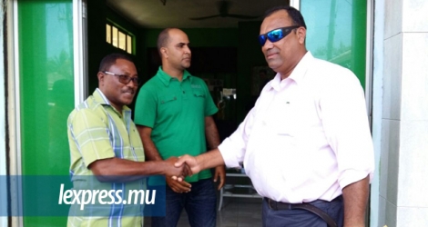 Gaëtan Jabeemeessur, du MR, et Johnson Roussety, leader du Front patriotique rodriguais, scellant leur accord d’une poignée de main.