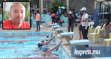 Erwan Layec (à dr.) surpervisant l’échauffement de ses nageurs à la piscine de Rivière-du-Rempart en 2016.