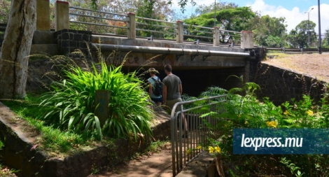Les habitants comme les touristes sont nombreux à utiliser ce pont.