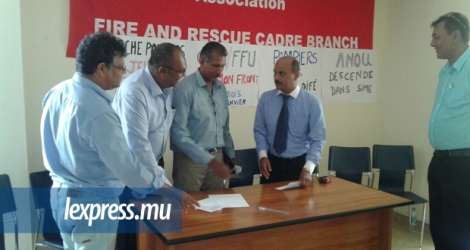 Les deux parties syndicales du Mauritius Fire and Rescue Service se sont réunies au bureau de la Government Services Employees Association, ce mardi 17 janvier, à Port-Louis.