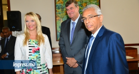 (De g. à dr.) Marjaana Sall, chef de la délégation de l’UE, Arnaud Dalais et Pravind Jugnauth au PMO, le mardi 17 janvier.