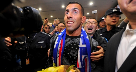 Carlos Tevez a été accueilli jeudi par des centaines de supporters en liesse à Shanghai.