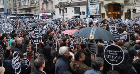 Le 19 janvier 2007, le journaliste, âgé de 52 ans, a été tué de deux balles en pleine rue. La photographie de son corps sans vie, recouvert d'un drap, a marqué les esprits en Turquie.