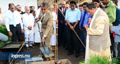 Anil Gayan a procédé à la cérémonie marquant la pose de la première pierre de la Mediclinic de Floréal, jeudi 19 janvier.