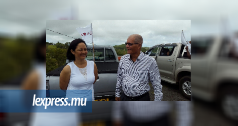 Le leader de l’OPR en compagnie de son épouse Danielle lors du dépôt de candidature à Rodrigues, samedi 21 janvier.