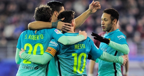 Le FC Barcelone, victorieux à Eibar 4-0, continuent de talonner le Real Madrid en tête du Championnat d'Espagne.
