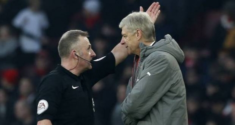L'entraîneur d'Arsenal Arsène Wenger est accusé lundi par la Fédération anglaise de football (FA) d'avoir bousculé et insulté le quatrième arbitre.