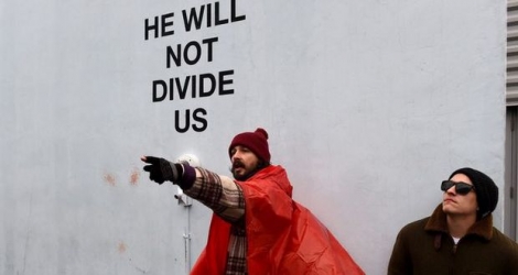 «He will not divide us» : La répétition de ce slogan se veut un acte de résistance au nouveau président américain Donald Trump.
