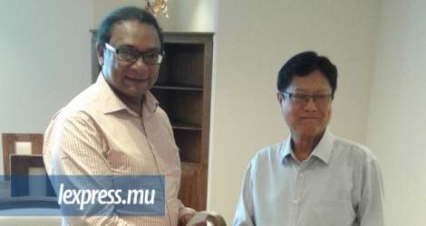 Le président du COM, Philippe Hao Thyn Voon, a fait connaissance avec le nouveau ministre des Sports, Stéphan Toussaint, hier, à la Citadelle Mall.