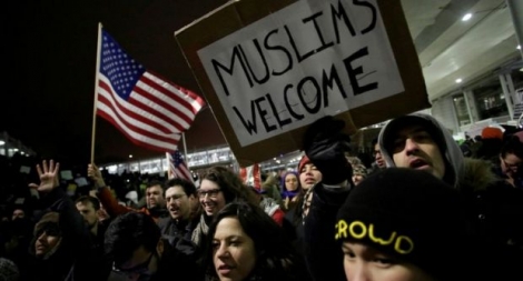 Le 28 janvier 2017 à l'aéroport international O'Hare à Chicago, des manifestants protestent contre le décret anti-réfugiés interdisant depuis vendredi soir l'entrée aux États-Unis de ressortissants de sept pays musulmans 