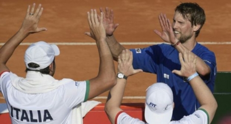 L'équipe d'Italie se congratule après la victoire en double contre l'Argentine lors de la Coupe Davis, le 3 février 2017 à Buenos Aires
