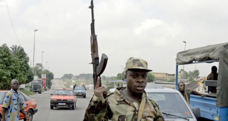 Mardi, des membres des Forces spéciales ont occupé, en tirant en l'air, les rues d'Adiaké, siège d'une base militaire à 90 km à l'est d'Abidjan et à une trentaine de km à vol d'oiseau de la frontière avec le Ghana.