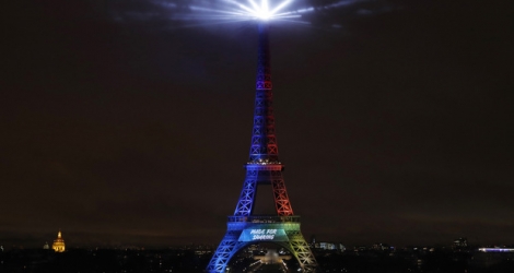 La tour Eiffel, inaugurée et mise en service à l'occasion de l'Exposition universelle de 1889, est le symbole de Paris.