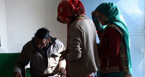 Des indiennes votent pour l'élection régionale de l'Utar Pradesh, dans un bureau de vote à Muzaffarnagar le 11 février 2017.