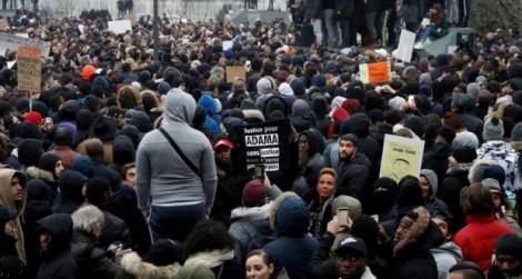 Rassemblés à Bobigny, une ville au nord-est de Paris, les manifestants ont réclamé «justice pour Théo», ce jeune de 22 ans qui a dû être opéré après avoir été grièvement blessé.