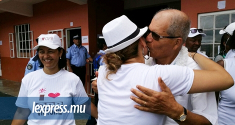 Le leader de l’OPR, Serge Clair embrassant sa fille après la proclamation des résultats, lundi 13 février.