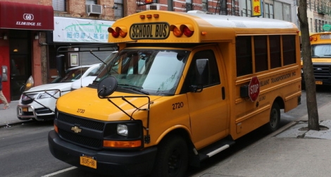 Un car scolaire jaune, comme il en circule des centaines chaque jour à New York.