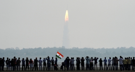 La fusée s'est fondue dans le ciel, les caméras de télévisions indiennes se sont braquées sur les visages concentrés des scientifiques de l'agence spatiale ISRO.