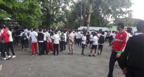 Environ 400 collégiens se sont regroupés dans l’enceinte du Mauritius College Boys pour dénoncer le mauvais état des infrastructures, lundi 20 février.