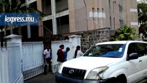 Le suspect Bilal Elahee quittant la cour de Port-Louis sous forte escorte policière, jeudi 23 février. 