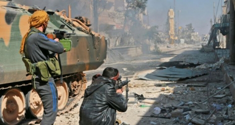 Un kamikaze a tué vendredi au moins 42 personnes, en majorité des rebelles syriens.