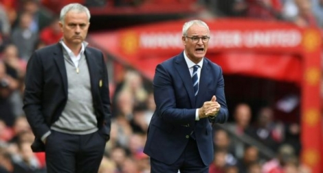 Les entraîneurs de Manchester United José Mourinho et de Leicester Claudio Ranieri lors d'un match à Old Trafford, le 24 septembre 2016 