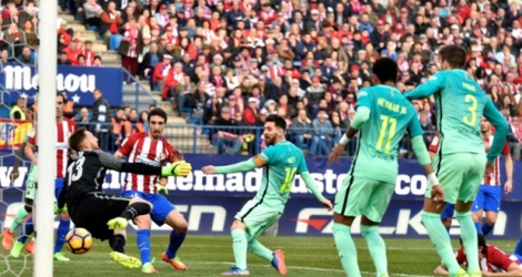 Lionel Messi jaillit pour inscrire le but de la victoire du Barça sur le terrain de l'Atletico Madrid, le 26 février 2017.