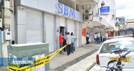 La succursale de la SBM à la rue Royale à Port-Louis a été barrée par un cordon de police le dimanche 26 février 2017.