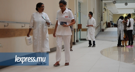 Les cours offerts aux infirmiers doivent être mis à jour, selon les syndicats.
