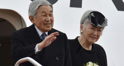 L'empereur du Japon Akihito (g) et l'impératrice Michiko saluent la foule avant leur départ pour le Vietnam, le 28 février 2017 à l'aéroport de Tokyo .