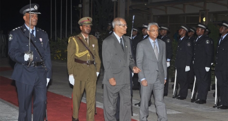 Le Premier ministre Pravind Jugnauth en compagnie du chef commissaire Serge Clair à Rodrigues.