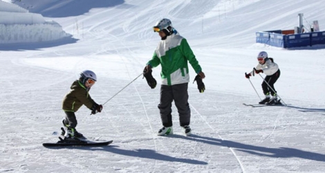 Des skieurs sur une piste à Zhangjiakou (nord-ouest de Pékin), le 28 décembre 2016, l'une des stations qui accueillera en 2022 les épreuves de descente des Jeux olympiques d'hiver de Pékin 