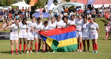 La sélection nationale féminine célébrant sa victoire sur les Dyonisiennes à l’édition 2015 du tournoi de l’AfrAsia