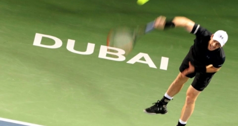 Andy Murray au service face à Fernando Verdasco en finale à Dubai, le 4 mars 2017 .