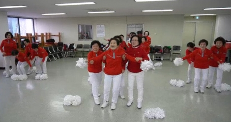 Cheer Mommy est un escadron de 30 pom-pom girls basé à Samcheok.