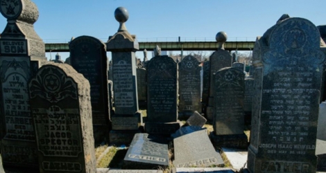 Des pierres tombales renversées au cimetière Washington de New York, le 5 mars 2017 .