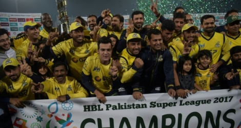L'équipe de Peshawar Zalmi sacrée championne de cricket du Pakistan, le 5 mars 2017 au stade Kadhafi de Lahore .