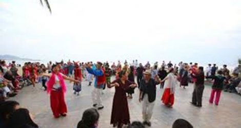 Des couples de Chinois retraités dansent sur la plage de Sanya, le 15 février 2017.
