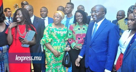 Le vice-président du Ghana, Mahamudu Bawumia (à dr.), était à l’hôtel Westin, à Balaclava, hier. Il était en compagnie d’une délégation de 25 Ghanéens.