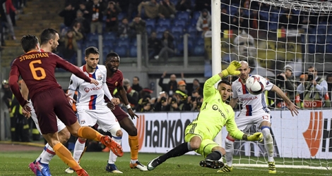 Lyon s'est qualifié jeudi pour les quarts de finale de l'Europa League malgré une défaite 2-1 sur la pelouse de l'AS Rome.