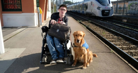 Kevin Fermine, pose avec son chien Djembe le 16 mars 2017 à la gare Saint-Agne de Toulouse.