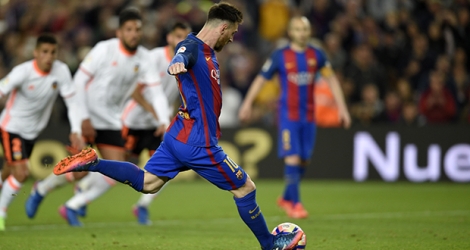 Le FC Barcelone, vainqueur de Valence 4 à 2 grâce notamment à un doublé de Lionel Messi et un but de Suarez, reste à deux points du leader, le Real Madrid.