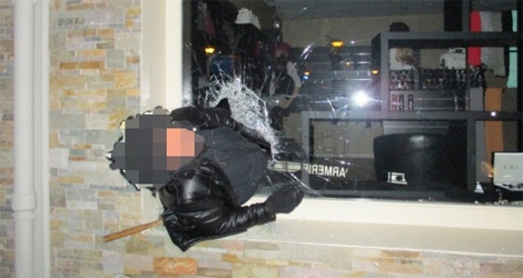 Le voleur s’est retrouvé coincé dans la vitrine du magasin.