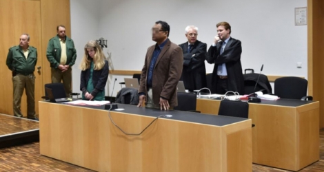 Début à Augsbourg en Allemagne, le 14 mars 2017, du procès du Français Alain Adone (C), accusé d'avoir étranglé son ancienne compagne et son fils en août 2016.