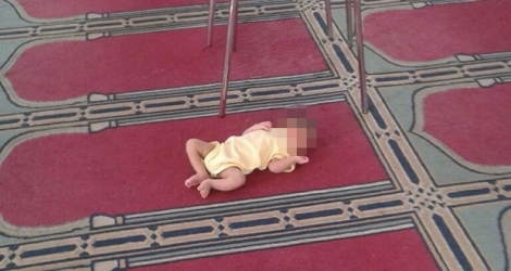 Le nourrisson retrouvé dans la mosquée Noor-E-Islam, mercredi 22 mars, se porte bien.